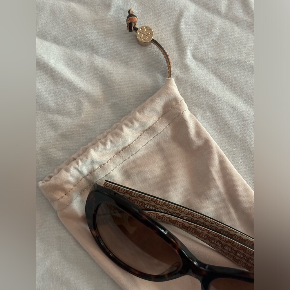 Tory Burch Sunglasses Tortoise - Picture 2 of 7